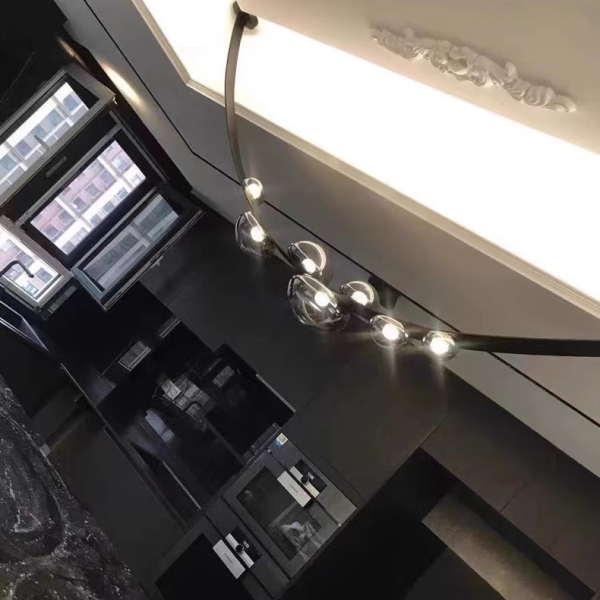 Підвісний світильник D Drops: сучасний дизайн та регульована яскравість.