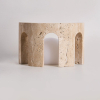 Настільна лампа Arco Stone — колір жовтий і білий, з матеріалу метал, жовтий травертин, стиль модерн