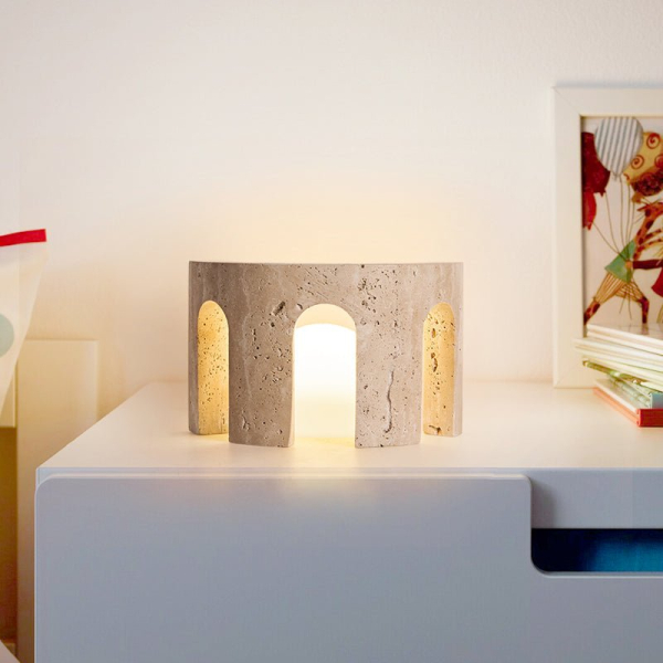 Настільна лампа Arco Stone — колір жовтий і білий, з матеріалу метал, жовтий травертин, стиль модерн