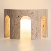 Настільна лампа Arco Stone — колір жовтий і білий, з матеріалу метал, жовтий травертин, стиль модерн