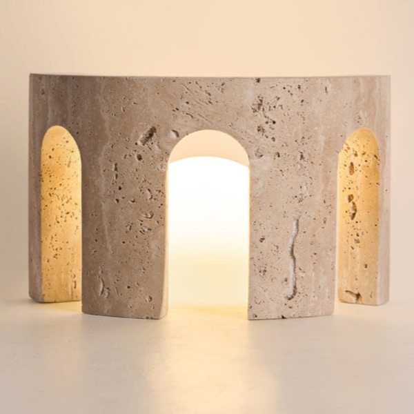 Настільна лампа Arco Stone — колір жовтий і білий, з матеріалу метал, жовтий травертин, стиль модерн