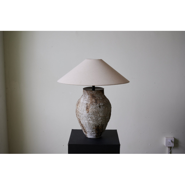 Настільна лампа Arden Textured Clay — колір бежевий, з матеріалу метал, тканина, стиль модерн