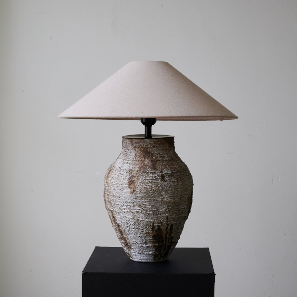 Настільна лампа Arden Textured Clay — колір бежевий, з матеріалу метал, тканина, стиль модерн