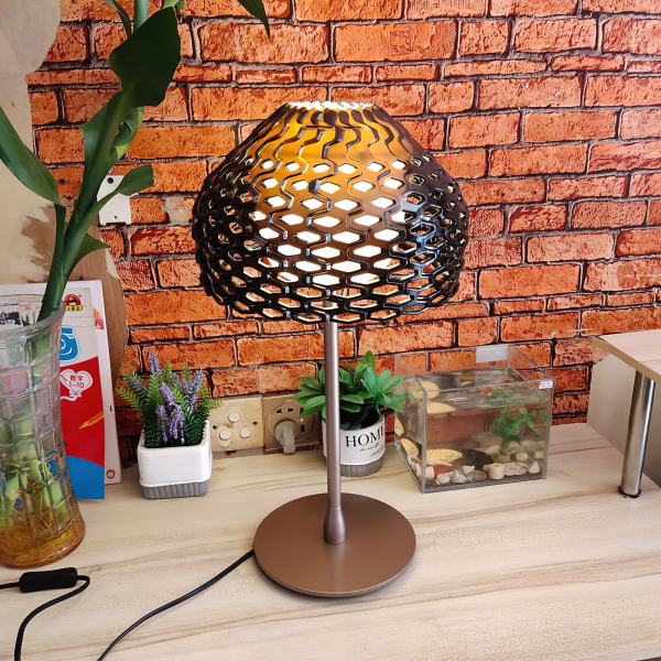 Настільна лампа Armadillo — колір коричневий і білий, з матеріалу  метал, пластик, стиль модерн