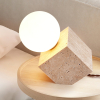 Настольная лампа Cube Stone — цвет желтый, из материала жовтий травертин, скло, стиль модерн