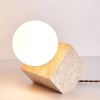 Настольная лампа Cube Stone — цвет желтый, из материала жовтий травертин, скло, стиль модерн