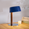 Настільна лампа Dario Tilted — колір синій і колір горіха, з матеріалу метал, дерево, стиль модерн
