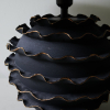 Настільна лампа Eclipse Ruffle — колір чорний, з матеріалу метал, тканина, стиль модерн