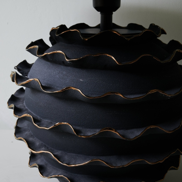 Настільна лампа Eclipse Ruffle — колір чорний, з матеріалу метал, тканина, стиль модерн