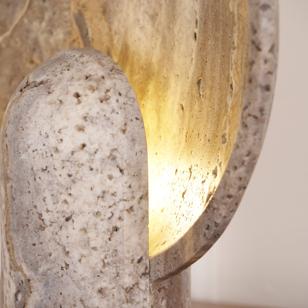 Настільна лампа Eclipse Stone — колір коричневий, з матеріалу травертин, метал, стиль модерн