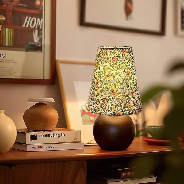 Настольная лампа Elara Floral Glow — цвет коричневый, из материала дерево, тканина, стиль модерн