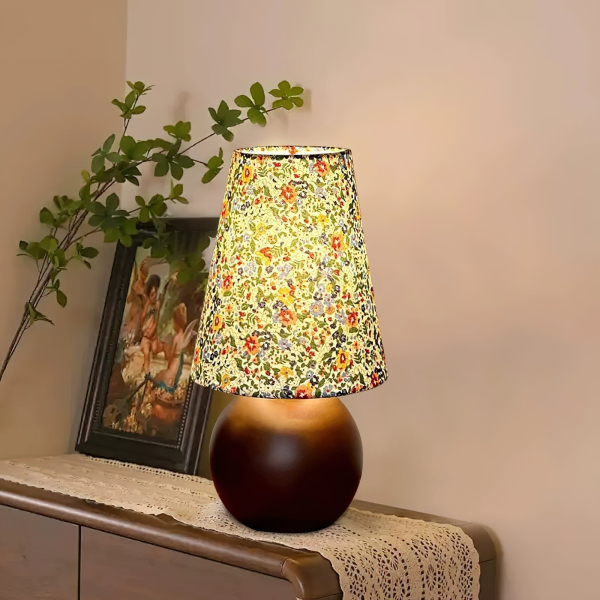 Настольная лампа Elara Floral Glow — цвет коричневый, из материала дерево, тканина, стиль модерн