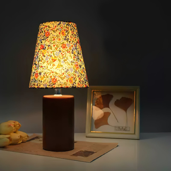 Настольная лампа Elara Floral Glow — цвет коричневый, из материала дерево, тканина, стиль модерн