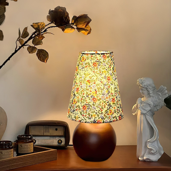 Настольная лампа Elara Floral Glow — цвет коричневый, из материала дерево, тканина, стиль модерн