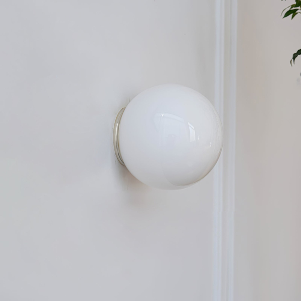 Настенный светильник Mini Orb из стекла — цвет латунь і белый, из материала залізо, скло, стиль модерн
