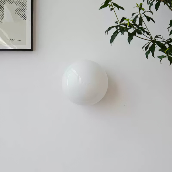 Настенный светильник Mini Orb из стекла — цвет латунь і белый, из материала залізо, скло, стиль модерн