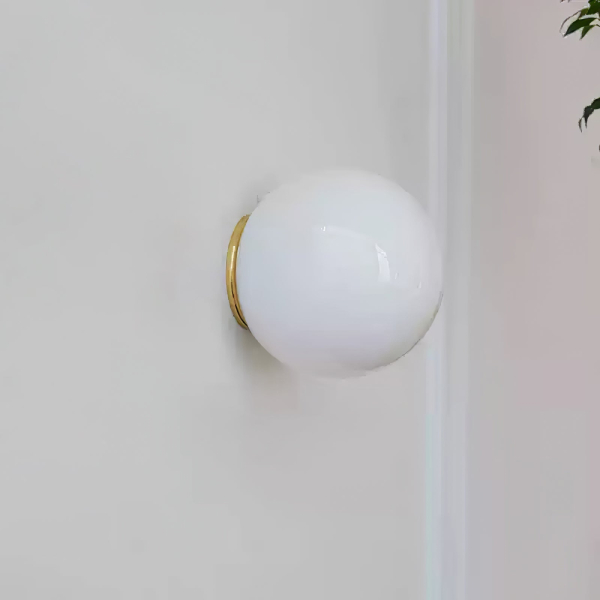Настенный светильник Mini Orb из стекла — цвет латунь і белый, из материала залізо, скло, стиль модерн