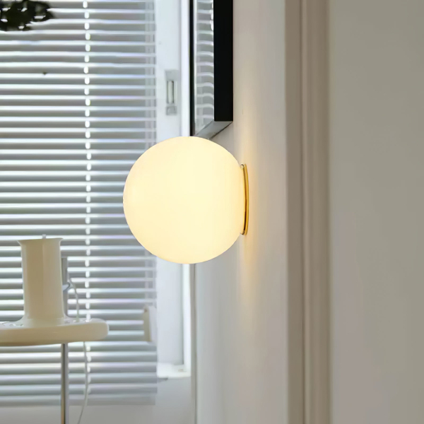 Настенный светильник Mini Orb из стекла — цвет латунь і белый, из материала залізо, скло, стиль модерн