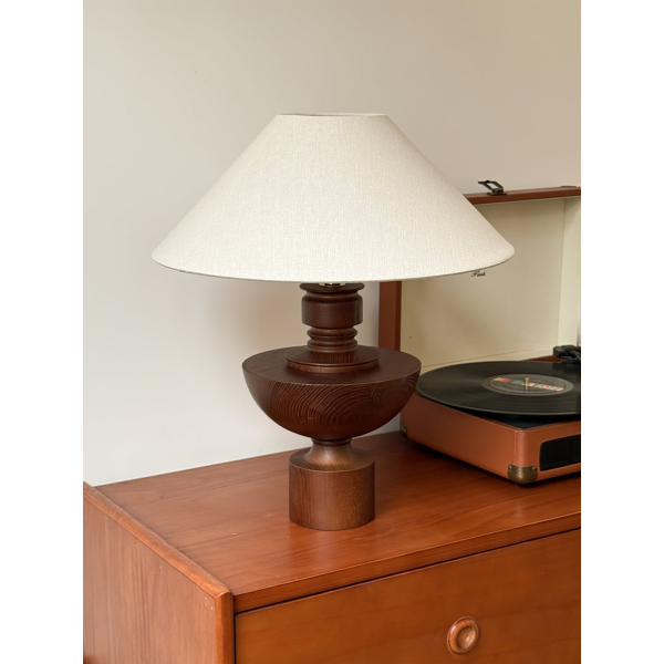 Настільна лампа Helios Vase — колір горіха і чорний, з матеріалу метал, дерево, стиль модерн
