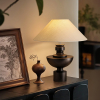 Настільна лампа Helios Vase — колір горіха і чорний, з матеріалу метал, дерево, стиль модерн