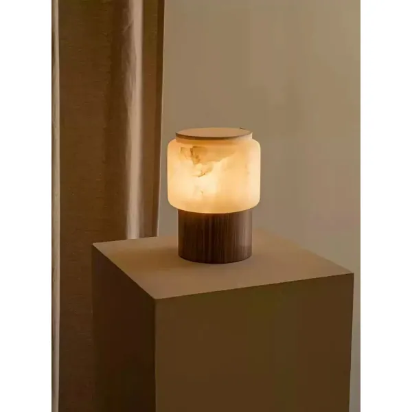 Настільна лампа Luma Core Alabaster — колір горіха і білий, з матеріалу  метал, алебастр, стиль модерн