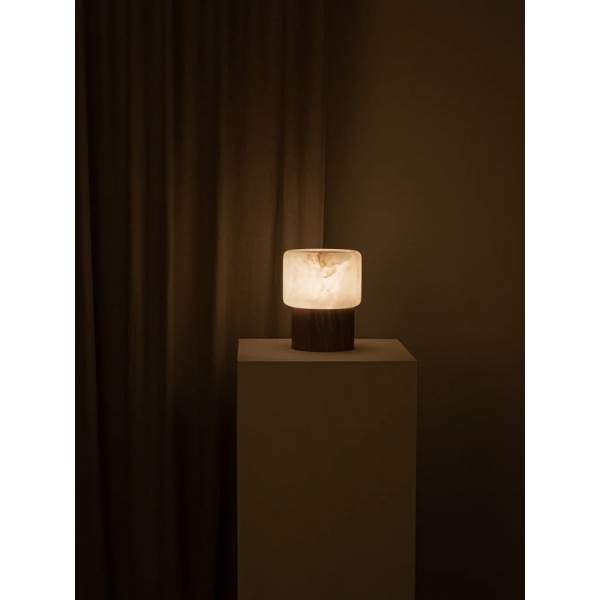 Настільна лампа Luma Core Alabaster — колір горіха і білий, з матеріалу  метал, алебастр, стиль модерн