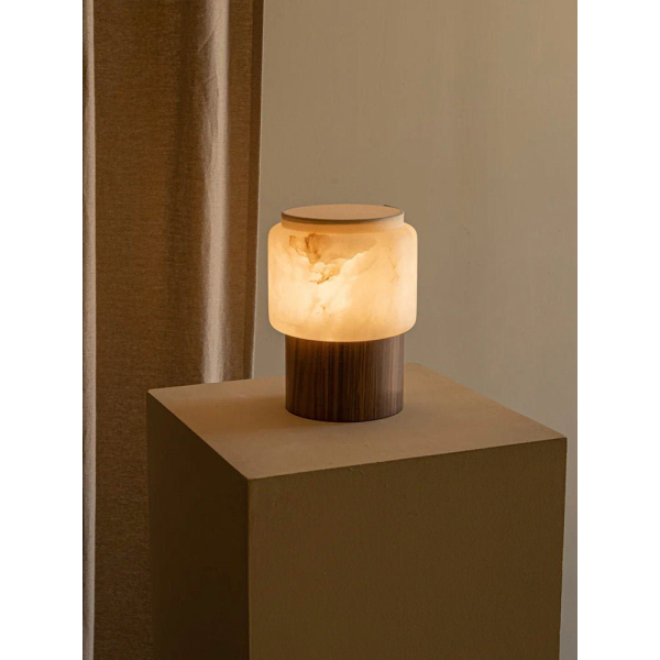 Настільна лампа Luma Core Alabaster — колір горіха і білий, з матеріалу  метал, алебастр, стиль модерн