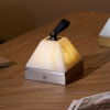 Переносная лампа Luma Cube Alabaster — настольная лампа, цвет золото і белый, из материала метал, алебастр, стиль модерн