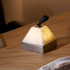 Переносная лампа Luma Cube Alabaster — настольная лампа, цвет золото і белый, из материала метал, алебастр, стиль модерн