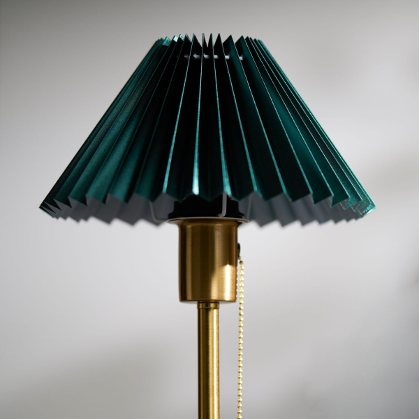 Настільна лампа Lumi зі складками — колір чорний і золото, з матеріалу  метал, тканина, стиль модерн