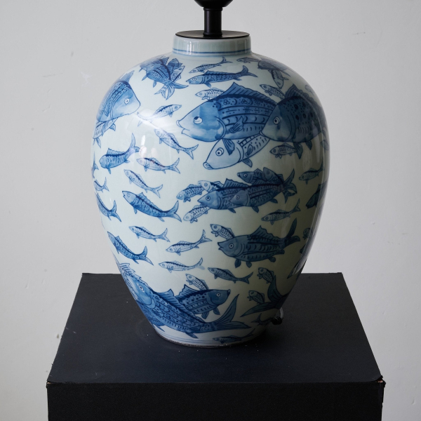 Настільна лампа Marina Porcelain — колір синій і білий, з матеріалу метал, тканина, стиль модерн