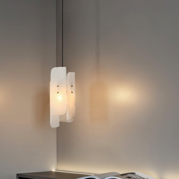 Подвесной светильник Megalith Mini Alabaster — цвет белый, из материала латунь, алебастр, стиль модерн