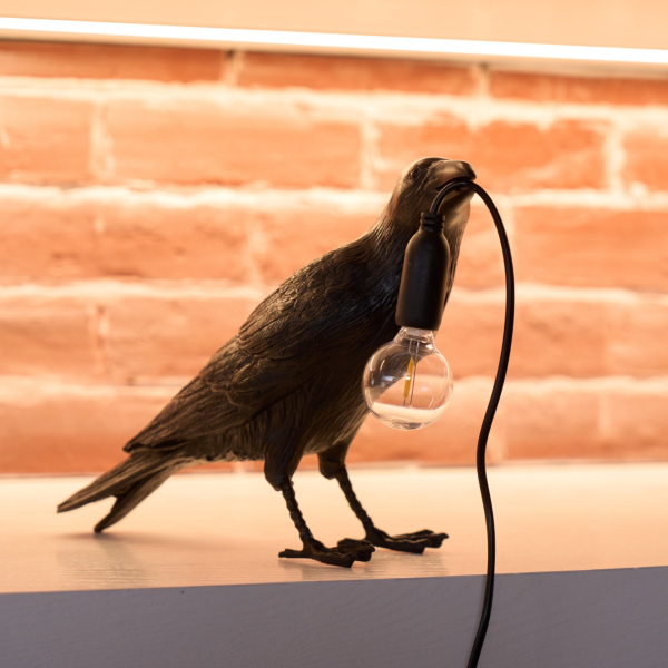 Настільна лампа Raven Resin — колір чорний і білий, з матеріалу метал, смола, стиль модерн