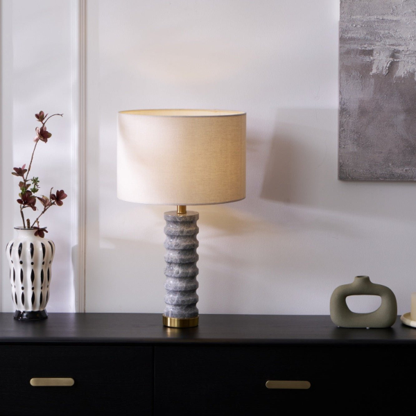 Настільна лампа Rivara Stone — колір сірий і бежевий, з матеріалу  метал, тканина, стиль модерн