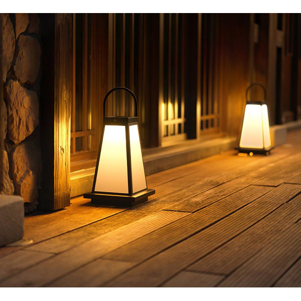Уличный фонарь на солнечных батареях Roam Lantern — настольная лампа, цвет черный і белый, из материала нержавіюча сталь, акрил, стиль модерн