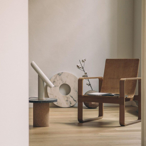 Настільна лампа T-Table — колір білий і чорний, з матеріалу залізо, метал, стиль модерн