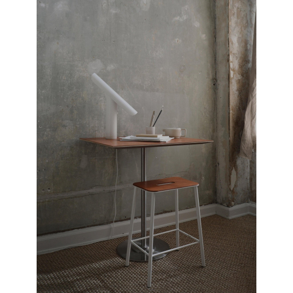 Настільна лампа T-Table — колір білий і чорний, з матеріалу залізо, метал, стиль модерн