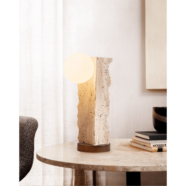 Настільна лампа Terra Travertine Orb — колір жовтий і колір горіха, з матеріалу метал, жовтий травертин, стиль модерн
