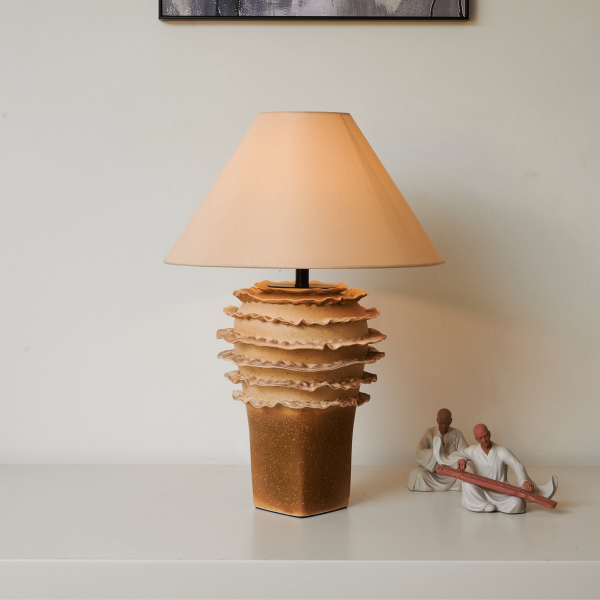 Настільна лампа Terrana Ceramic — колір коричневий, з матеріалу метал, тканина, стиль модерн