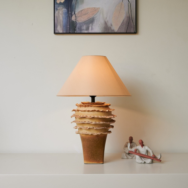 Настільна лампа Terrana Ceramic — колір коричневий, з матеріалу метал, тканина, стиль модерн