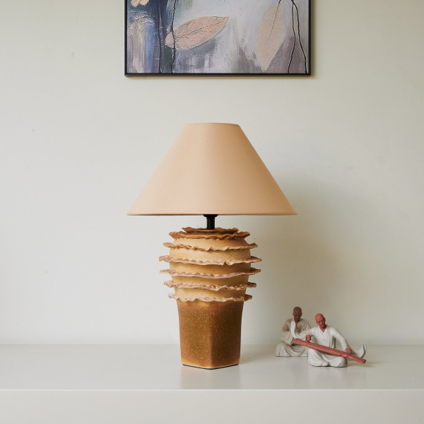 Настільна лампа Terrana Ceramic — колір коричневий, з матеріалу метал, тканина, стиль модерн