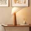 Настільна дерев'яна лампа Tilt Hat — настільна лампа, колір дерева і бежевий, з матеріалу метал, дерево, стиль модерн