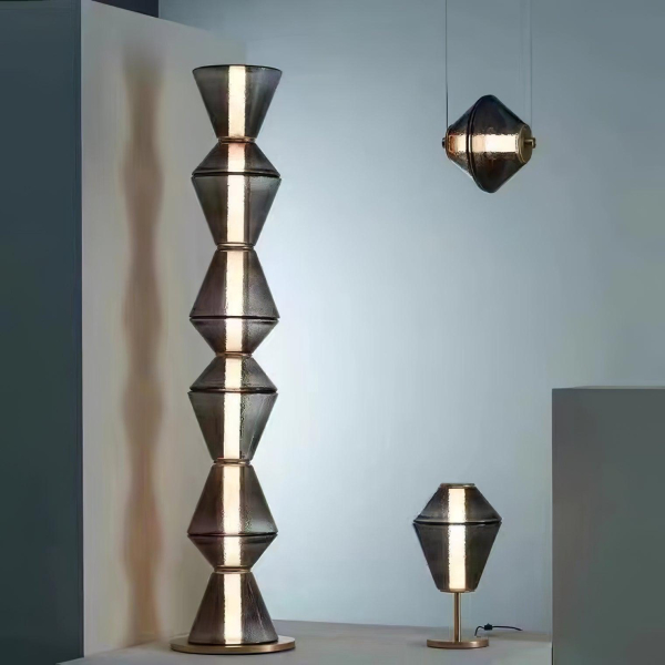Настольная лампа Totem — цвет прозрачный і серый, из материала скло, метал, стиль модерн