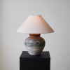 Настільна лампа Volca Gradient Clay — колір бежевий, з матеріалу метал, тканина, стиль модерн