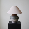 Настільна лампа Volca Gradient Clay — колір бежевий, з матеріалу метал, тканина, стиль модерн