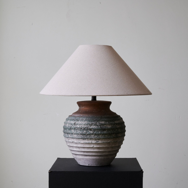 Настільна лампа Volca Gradient Clay — колір бежевий, з матеріалу метал, тканина, стиль модерн