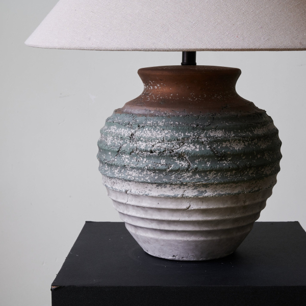 Настільна лампа Volca Gradient Clay — колір бежевий, з матеріалу метал, тканина, стиль модерн