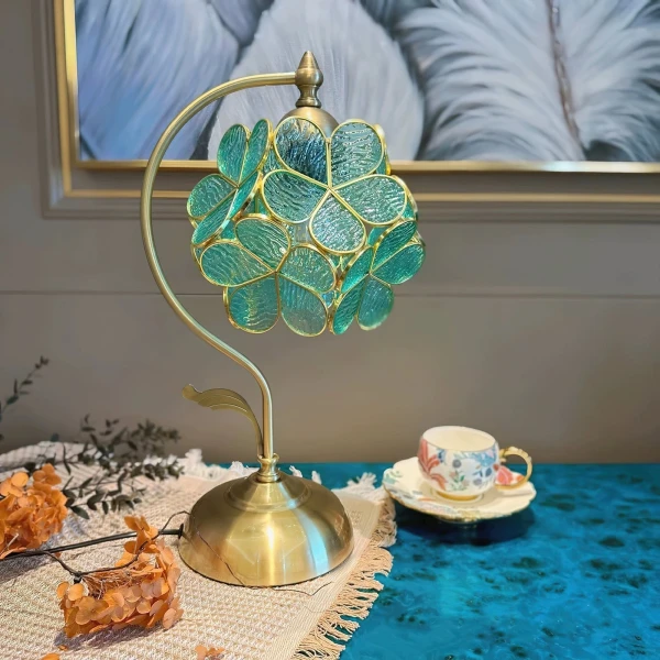 Настольная лампа Aurelia Leaf — цвет золото, из материала скло, латунь, стиль ретро