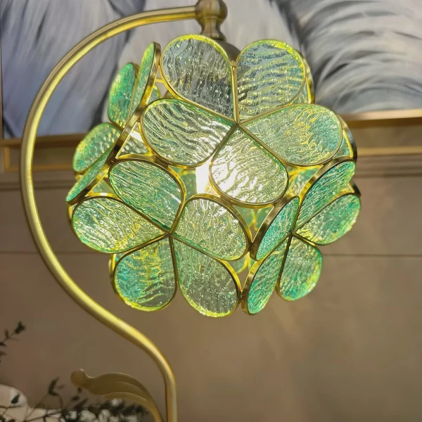 Настольная лампа Aurelia Leaf — цвет золото, из материала скло, латунь, стиль ретро