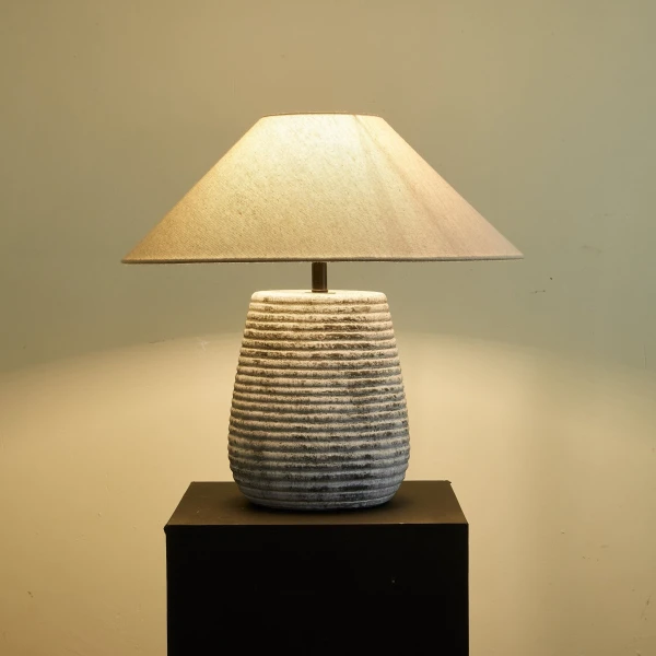 Настільна лампа Callisto Ribbed Ceramic — колір сірий і бежевий, з матеріалу метал, тканина, стиль модерн